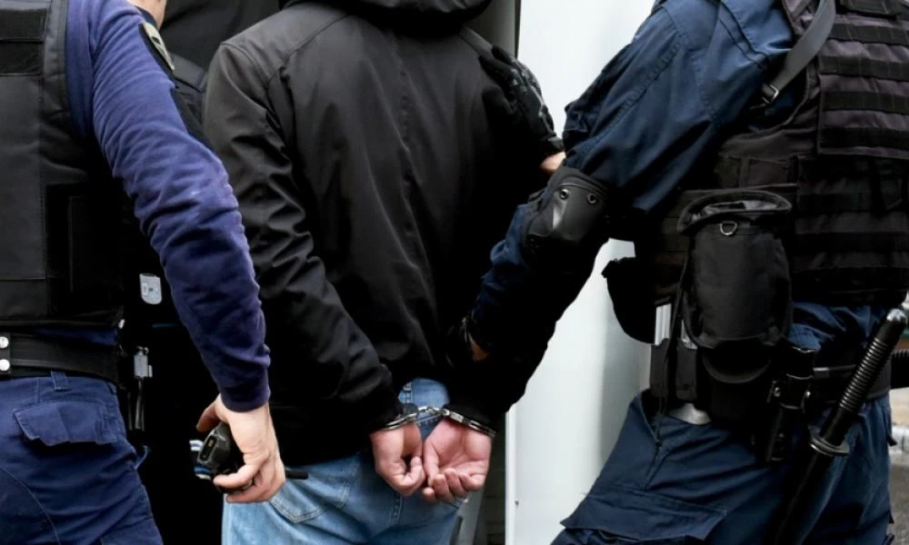 Συνελήφθη μαστροπός- κτήνος που εξέδιδε 19χρονη στην Αθήνα